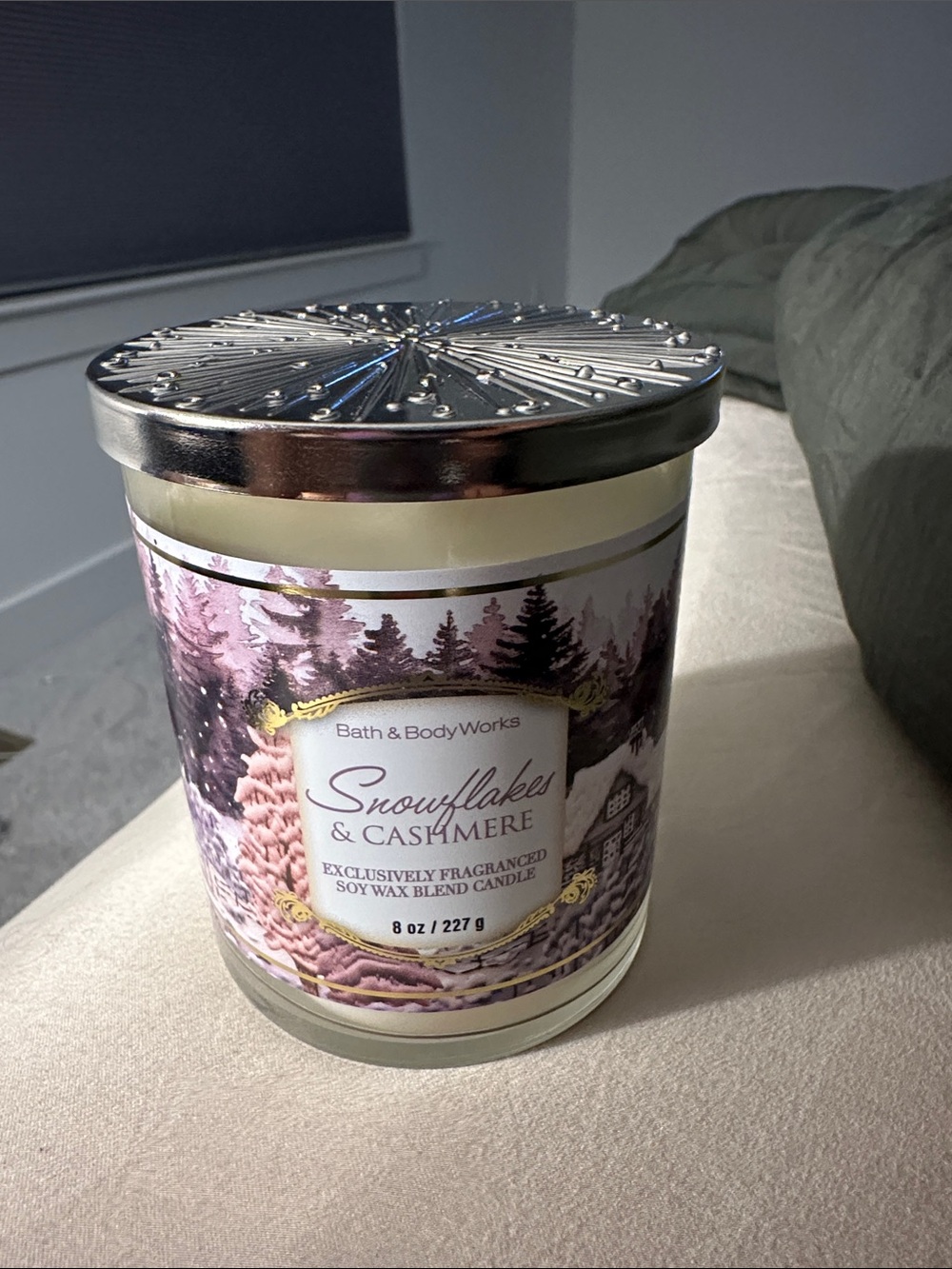 Bath & Body Works Snowflakes & Cashmere Candle with Silver Lid 8oz single wick